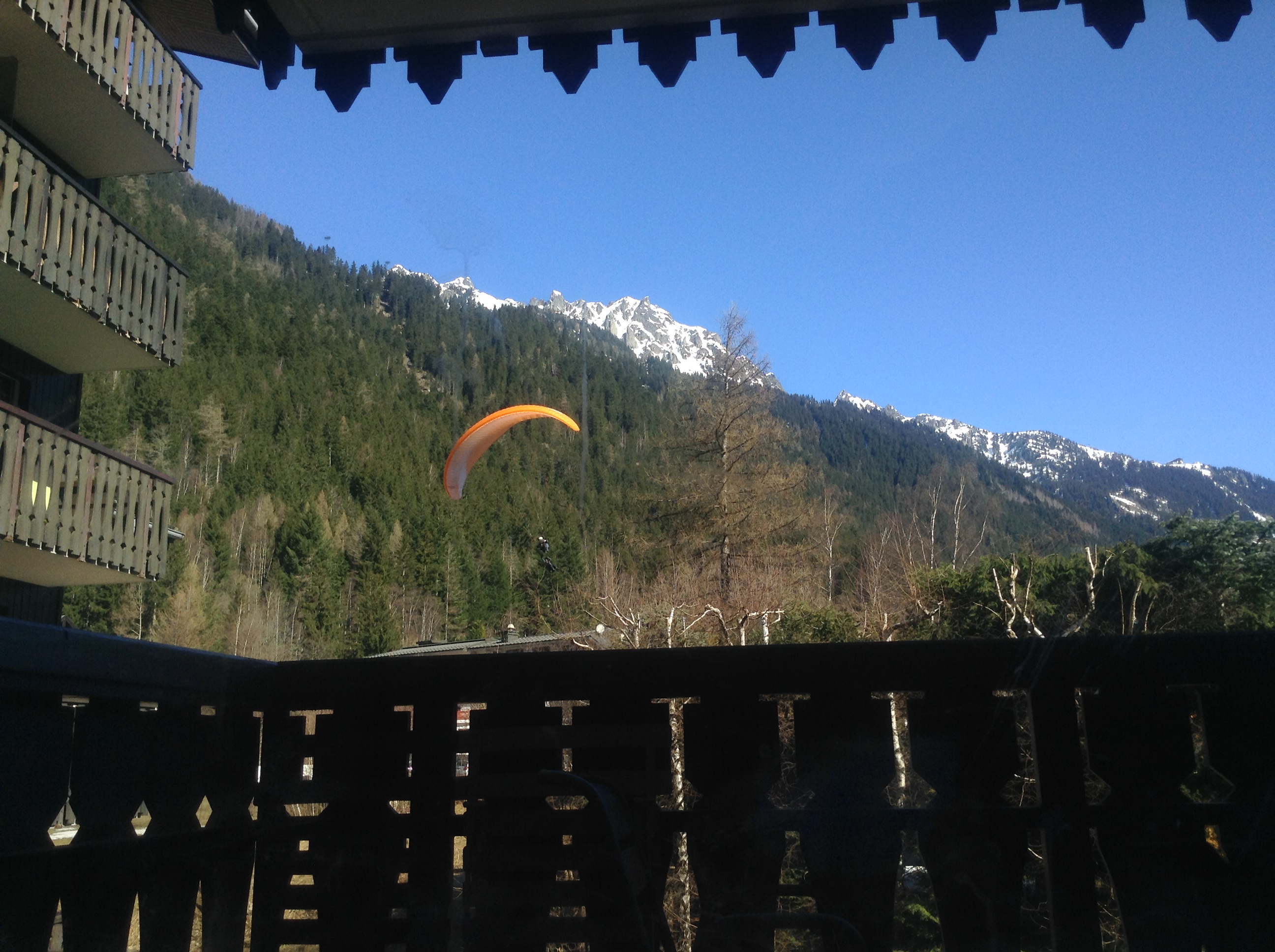 Парапланеристи за вікном